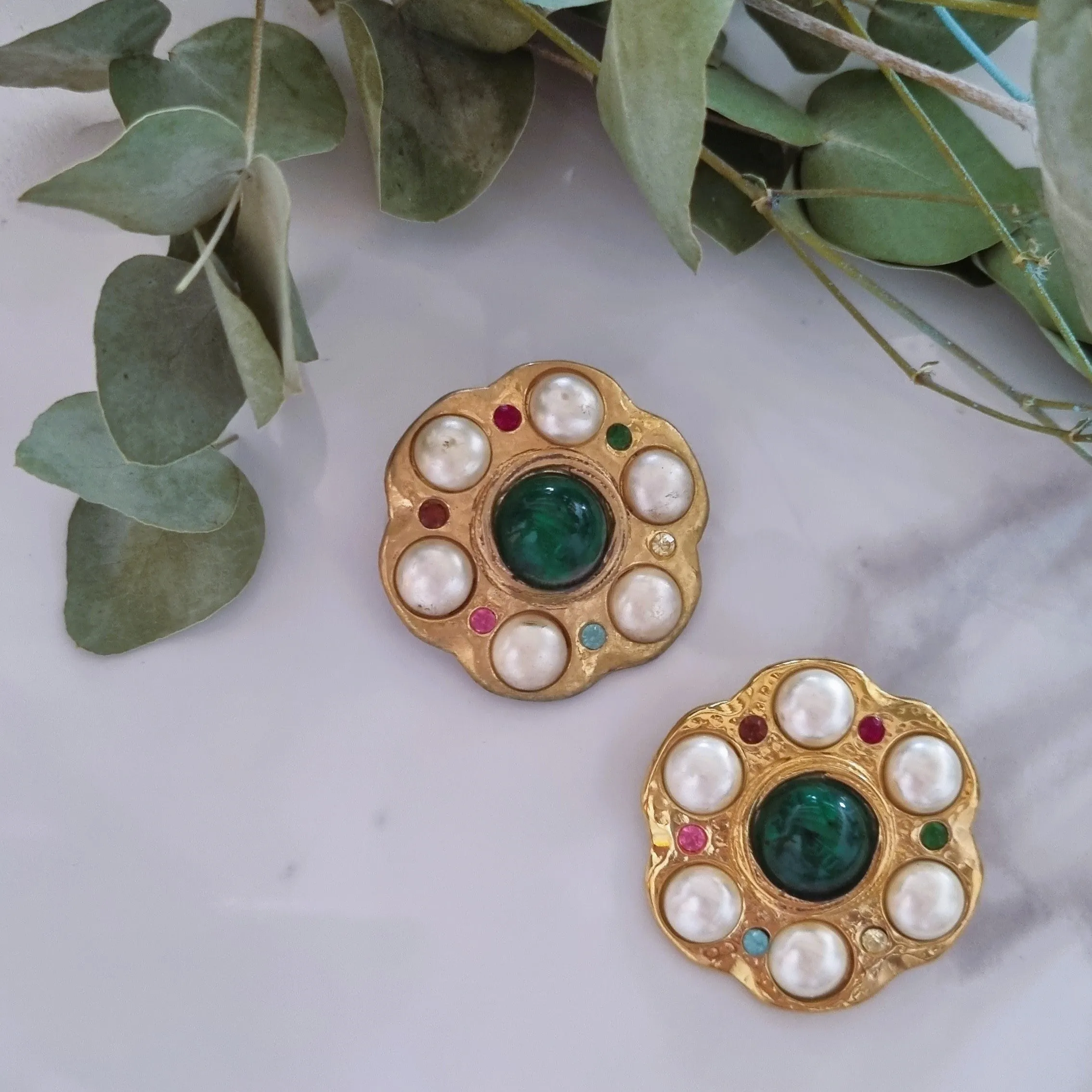 Elegant Vintage Clip-On Earrings - Classic Retro Style Jewelry