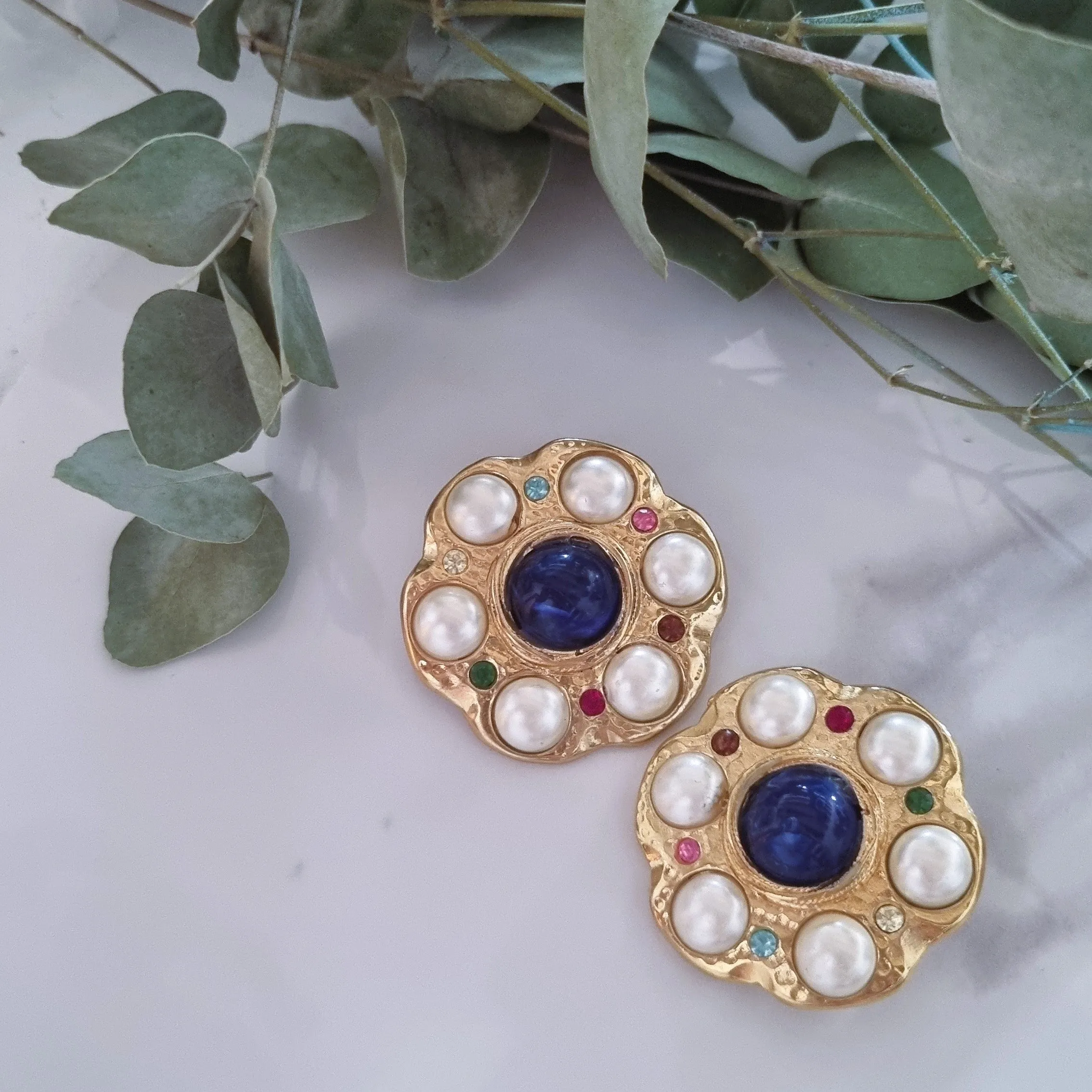 Elegant Vintage Clip-On Earrings - Classic Retro Style Jewelry
