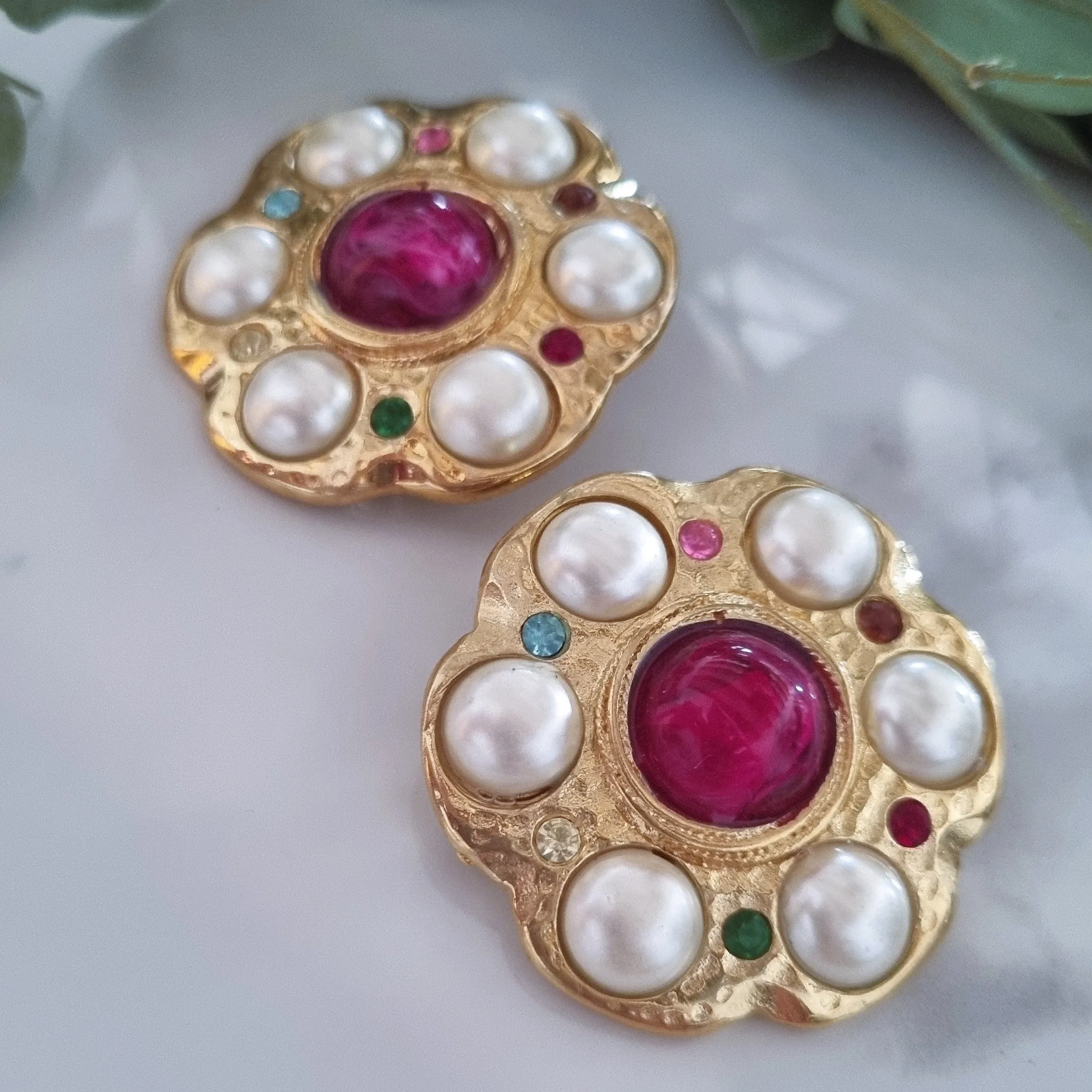 Elegant Vintage Clip-On Earrings - Classic Retro Style Jewelry