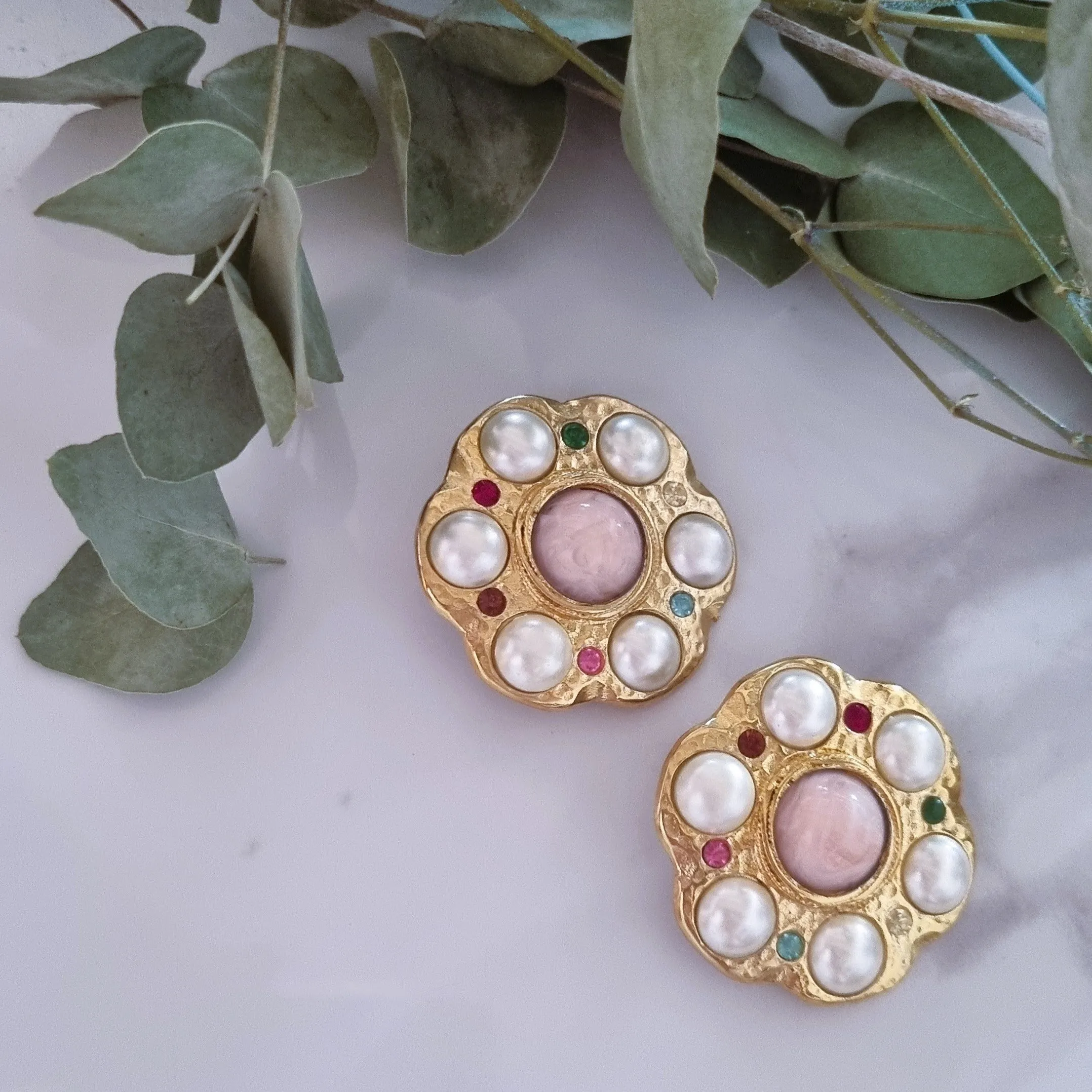 Elegant Vintage Clip-On Earrings - Classic Retro Style Jewelry