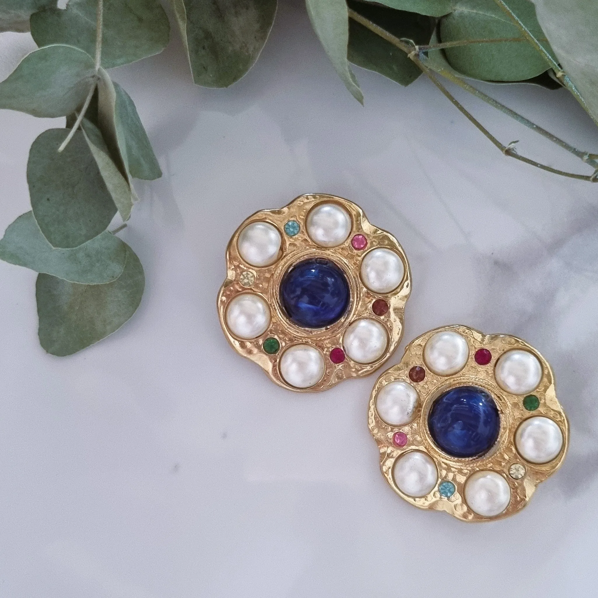 Elegant Vintage Clip-On Earrings - Classic Retro Style Jewelry