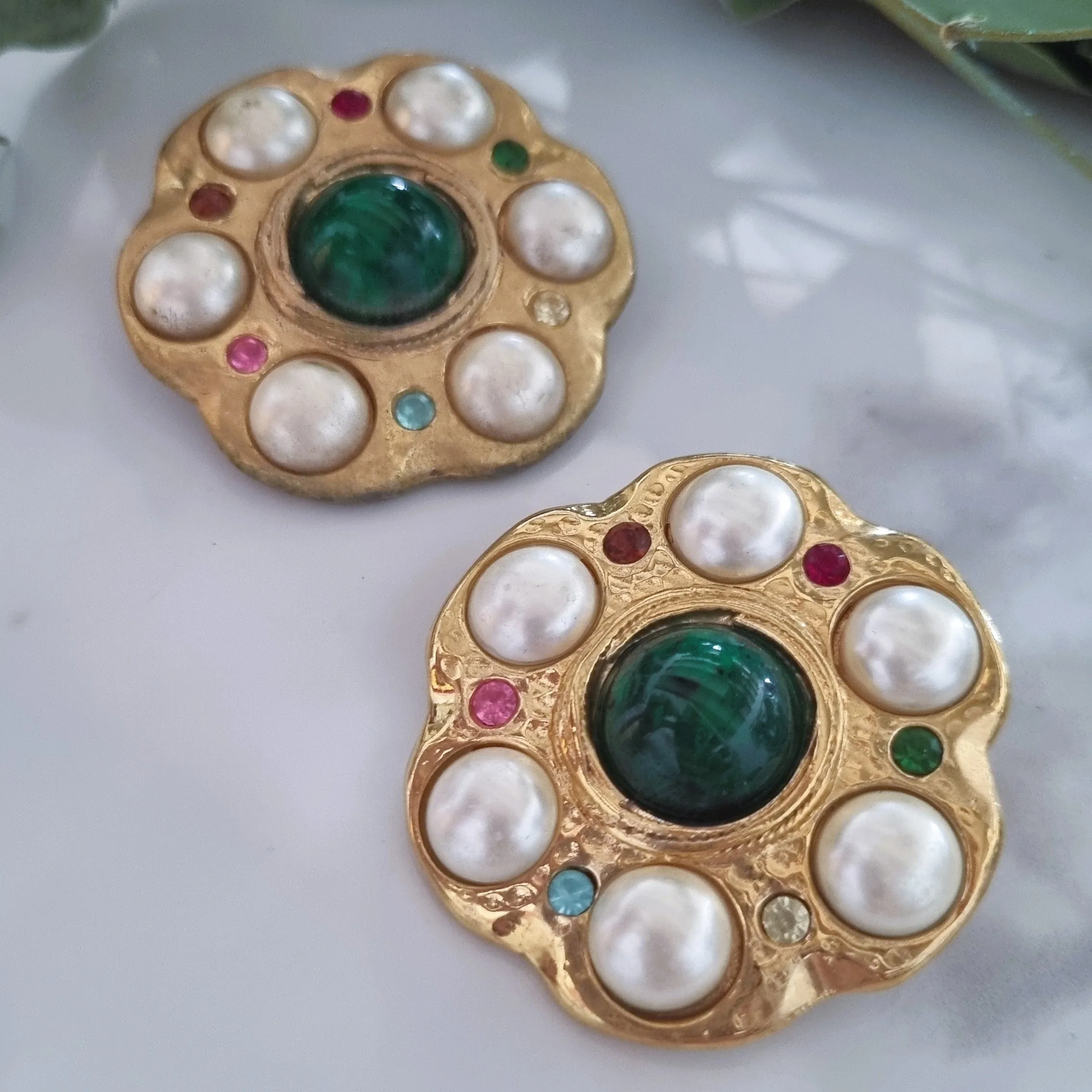 Elegant Vintage Clip-On Earrings - Classic Retro Style Jewelry
