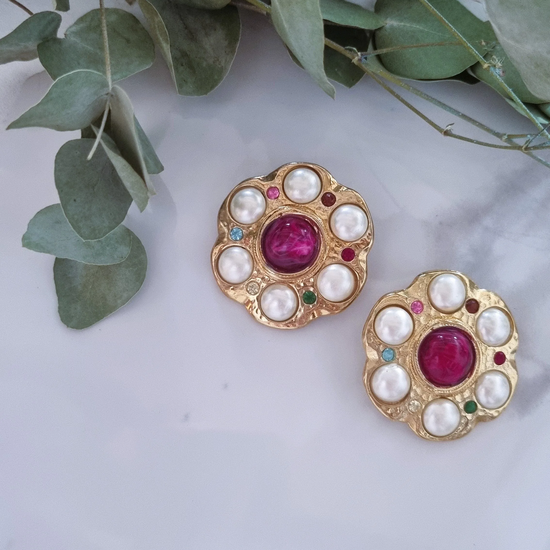 Elegant Vintage Clip-On Earrings - Classic Retro Style Jewelry